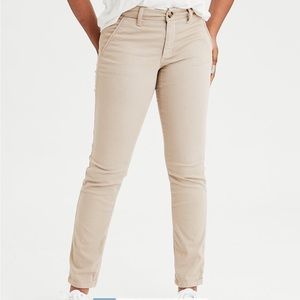 AEO KHAKI PANTS SIZE 6 Regular